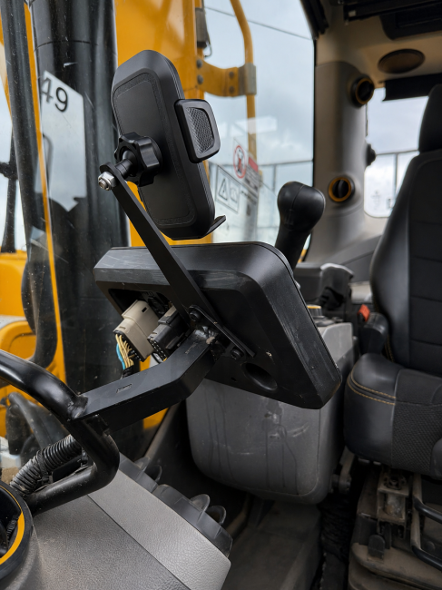 Monitor mdl 402/l6058 JCB Phone Mount 2
