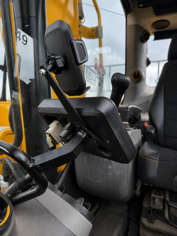 Monitor mdl 402/l6058 JCB Phone Mount 2