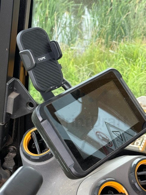 Monitor mdl 402/l6058 JCB Phone Mount Front